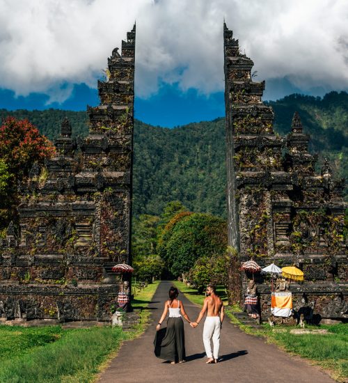 vacanza bali Traveling couple in Bali. Happy couple vacationing in Asian countries. Couple at the Bali gate. A man and a woman traveling on the island of Bali Indonesia. The couple is traveling in Indonesia